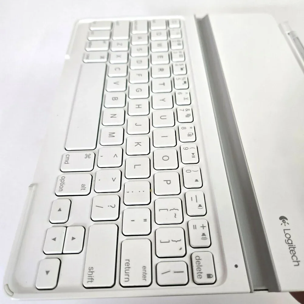 Logitech - Y-R0032 - White - Bluetooth Wireless Ultrathin Keyboard Cover - Picture 9 of 11